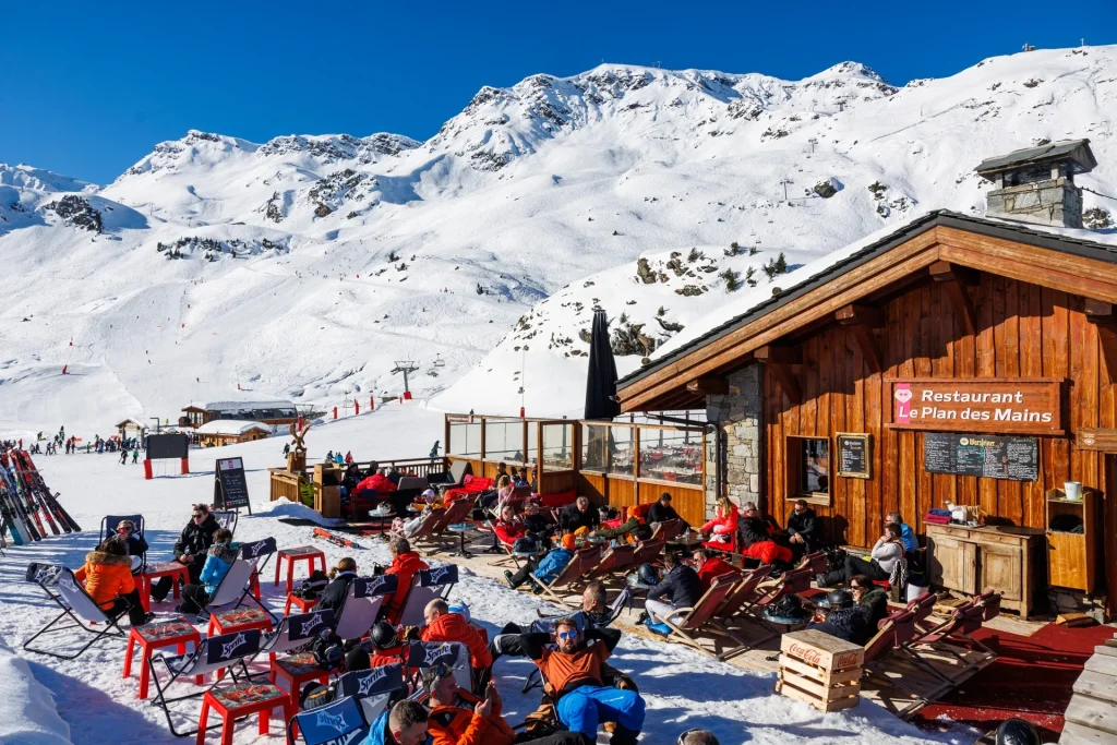 Terrasse de la cabane des skieurs et du restaurant plan des main.