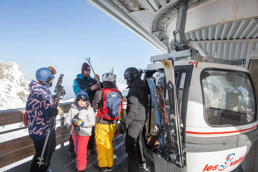 Accueil client à l'arrivée des télécabines de Vizelle