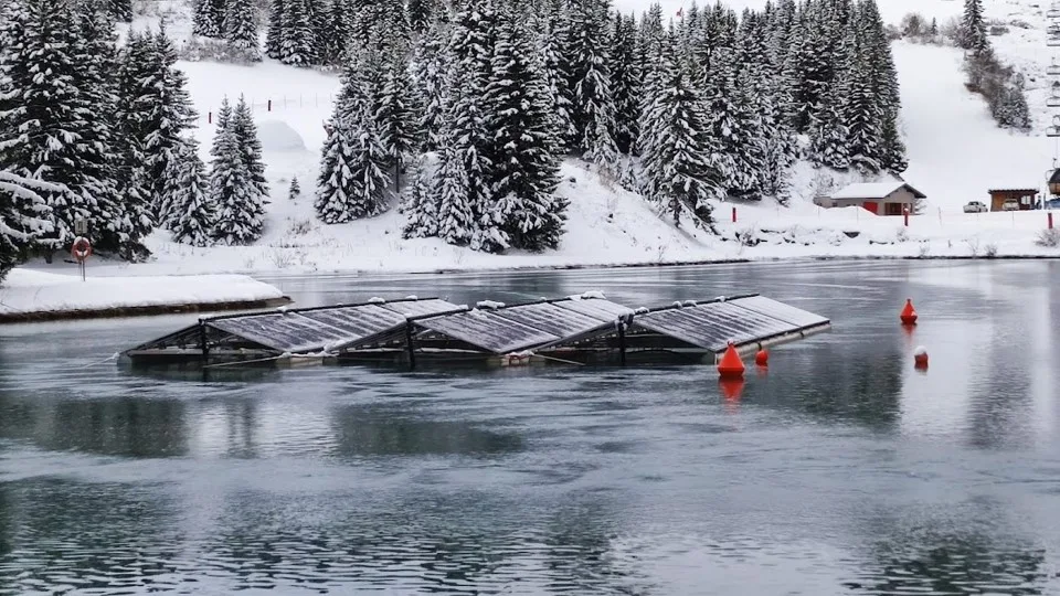 Expérimentation de panneau photovoltaïques flottants sur le lac du Biollay